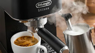 De'Longhi Stilosa EC260BK manual espresso machine brewing a rich shot with thick crema.