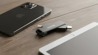 SanDisk iXpand Flash Drive Luxe with dual connectors for iPhone and iPad backup.