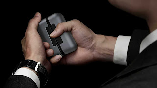 A person holding the Ocoopa UT2s MagTwin 2-in-1 Hand Warmers